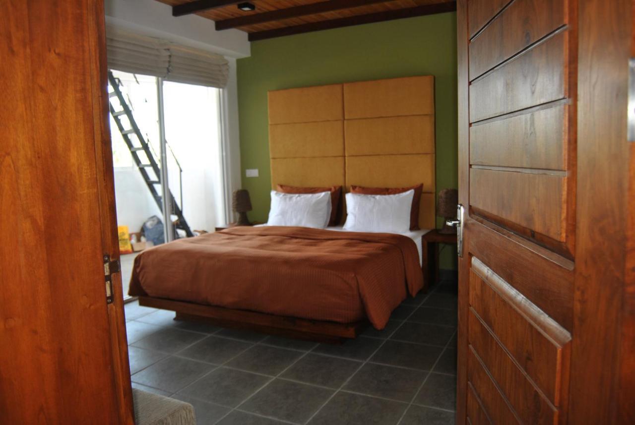 The Canoe Negombo Exterior foto
