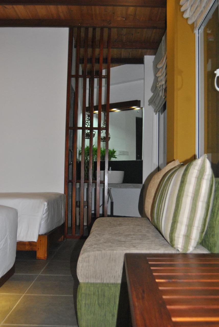 The Canoe Negombo Exterior foto